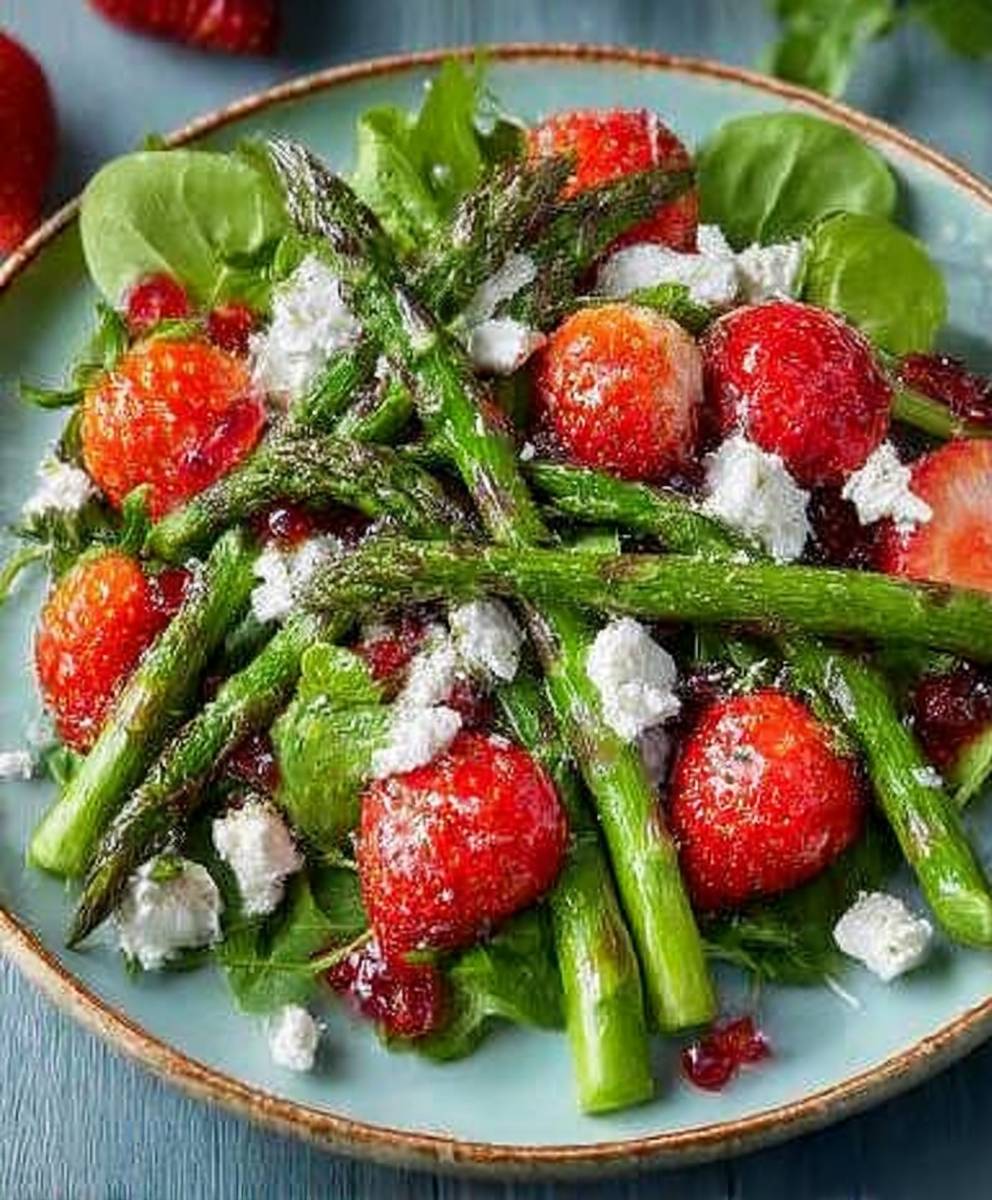 grüner Spargel Salat mit Erdbeeren und Feta image 2